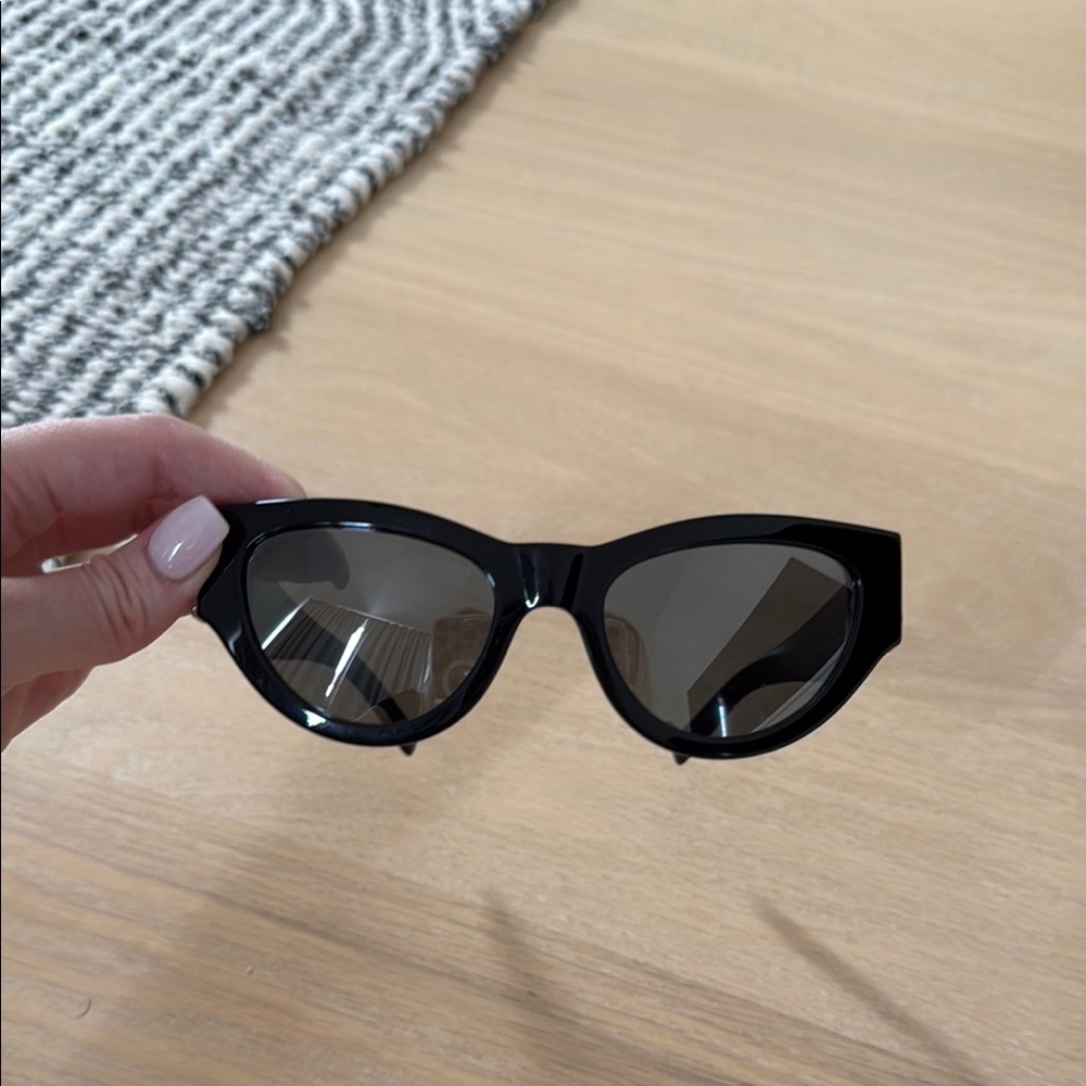 Saint Laurent
SL M94 sunglasses
100% authentic
